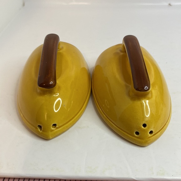 Vintage Salt and Pepper Shakers Irons British Columbia Souvenir 4” tall - Picture 6 of 11